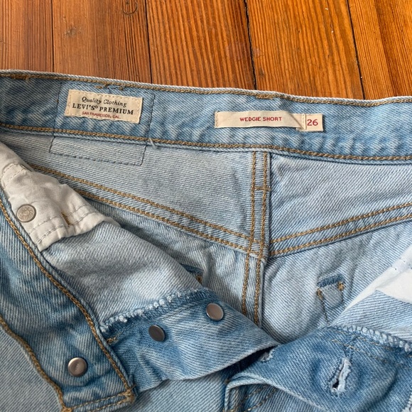 Vintage Levi denim shorts - Picture 6 of 7